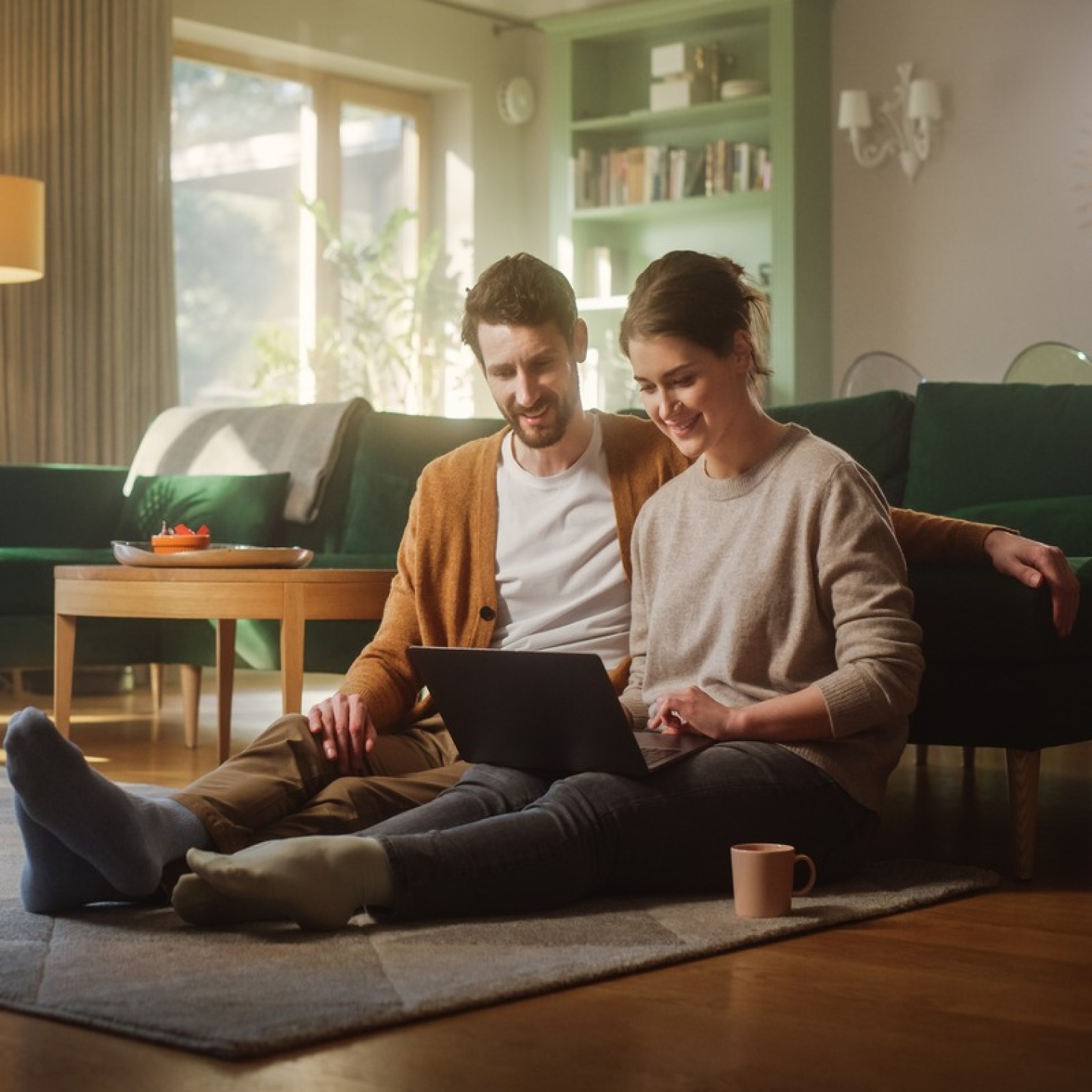 Couple gérant leurs finances avec Dainava Trust